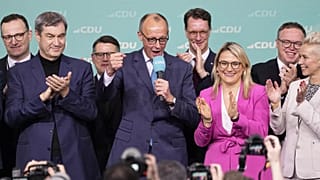 Friedrich Merz, candidato della CDU, si rivolge ai sostenitori nella sede del partito a Berlino dopo le elezioni nazionali tedesche, il 23 febbraio 2025.