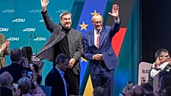Friedrich Merz de l'Union chrétienne-démocrate (CDU) et le gouverneur de Bavière Markus Soeder saluent leurs partisans à Brilon, en Allemagne, le 19 janvier 2025.