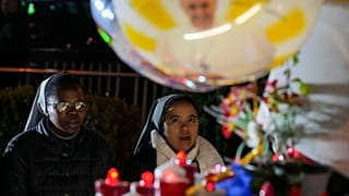 Des religieuses prient pour le pape François devant la polyclinique Agostino Gemelli, à Rome, le dimanche 23 février 2025, où le souverain pontife est hospitalisé.