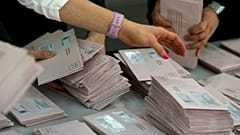 Gönüllüler, 23 Şubat 2025 Pazar günü Almanya'nın Münih kentinde Almanya ulusal seçimleri sırasında posta oylarını hazırlıyor