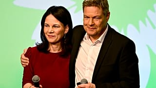 Il ministro degli Esteri tedesco Annalena Baerbock, a sinistra, e il candidato di punta Robert Habeck partecipano alla festa elettorale dei Verdi 