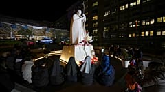 A kórház előtt virrasztanak a pápáért