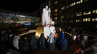 A kórház előtt virrasztanak a pápáért