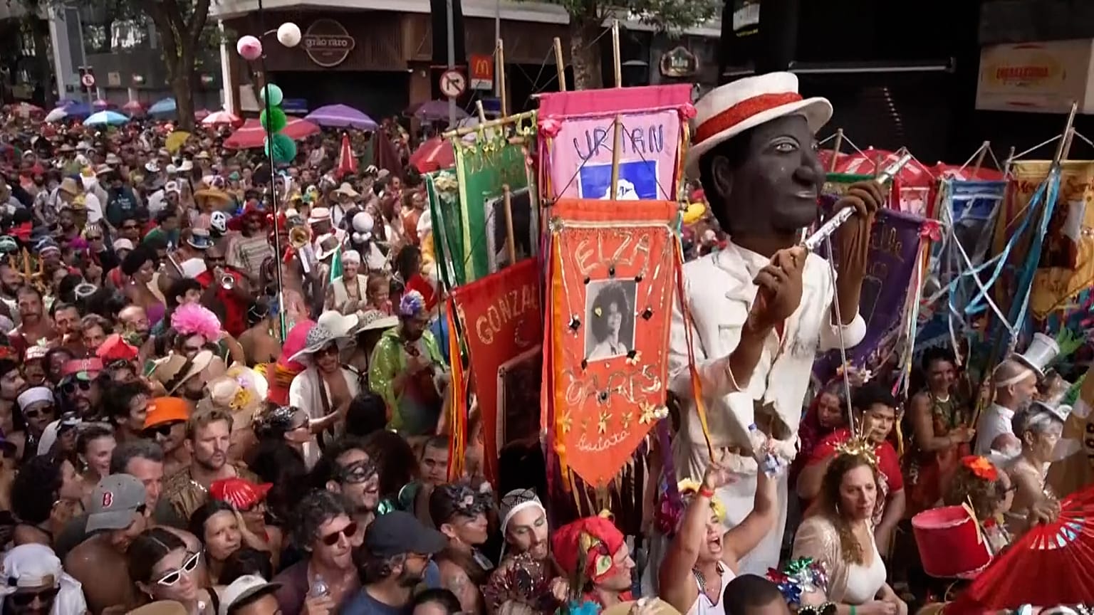 Renata Carvalho si esibisce sulla sua sedia a rotelle duringante la festa pre-carnevale "Cordao do Boitata" a Rio de Janeiro, domenica 23 febbraio 2025