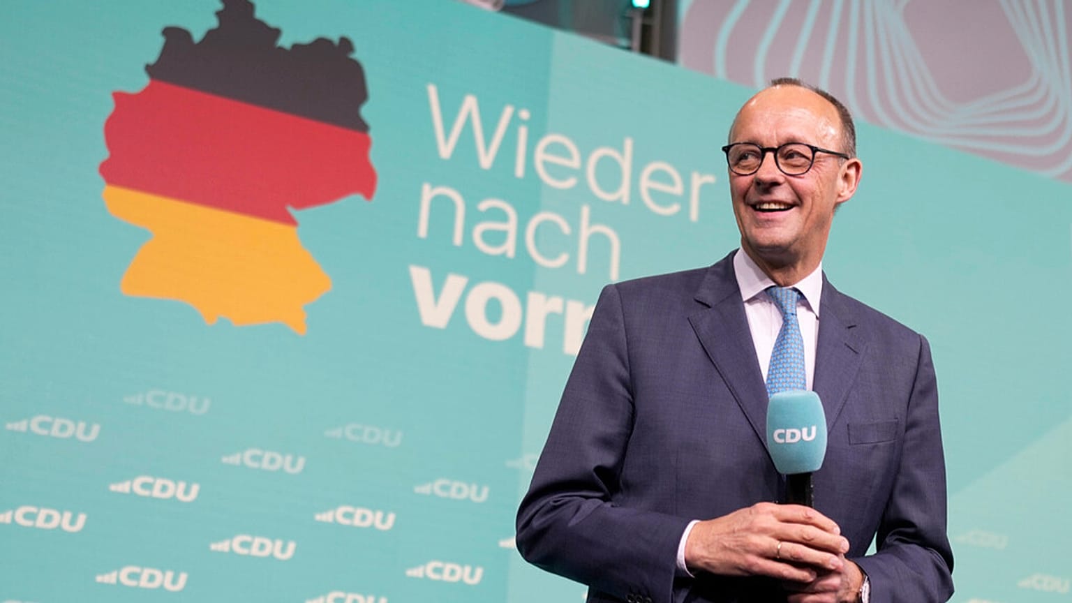 Friedrich Merz, der Kandidat der konservativen Christlich Demokratischen Union (CDU), lächelt, während er zu seinen Anhängern in der Parteizentrale in Berlin, Deutschland, spricht.