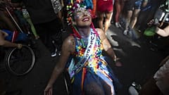 Renata Carvalho si esibisce sulla sua sedia a rotelle durante la festa pre-carnevale “Cordao do Boitata” a Rio de Janeiro, domenica 23 febbraio 2025