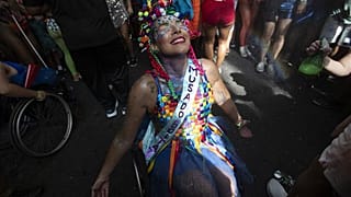 Renata Carvalho si esibisce sulla sua sedia a rotelle durante la festa pre-carnevale “Cordao do Boitata” a Rio de Janeiro, domenica 23 febbraio 2025