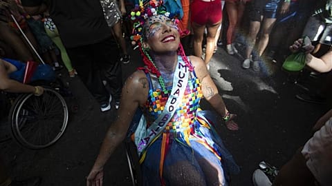 Renata Carvalho si esibisce sulla sua sedia a rotelle durante la festa pre-carnevale “Cordao do Boitata” a Rio de Janeiro, domenica 23 febbraio 2025