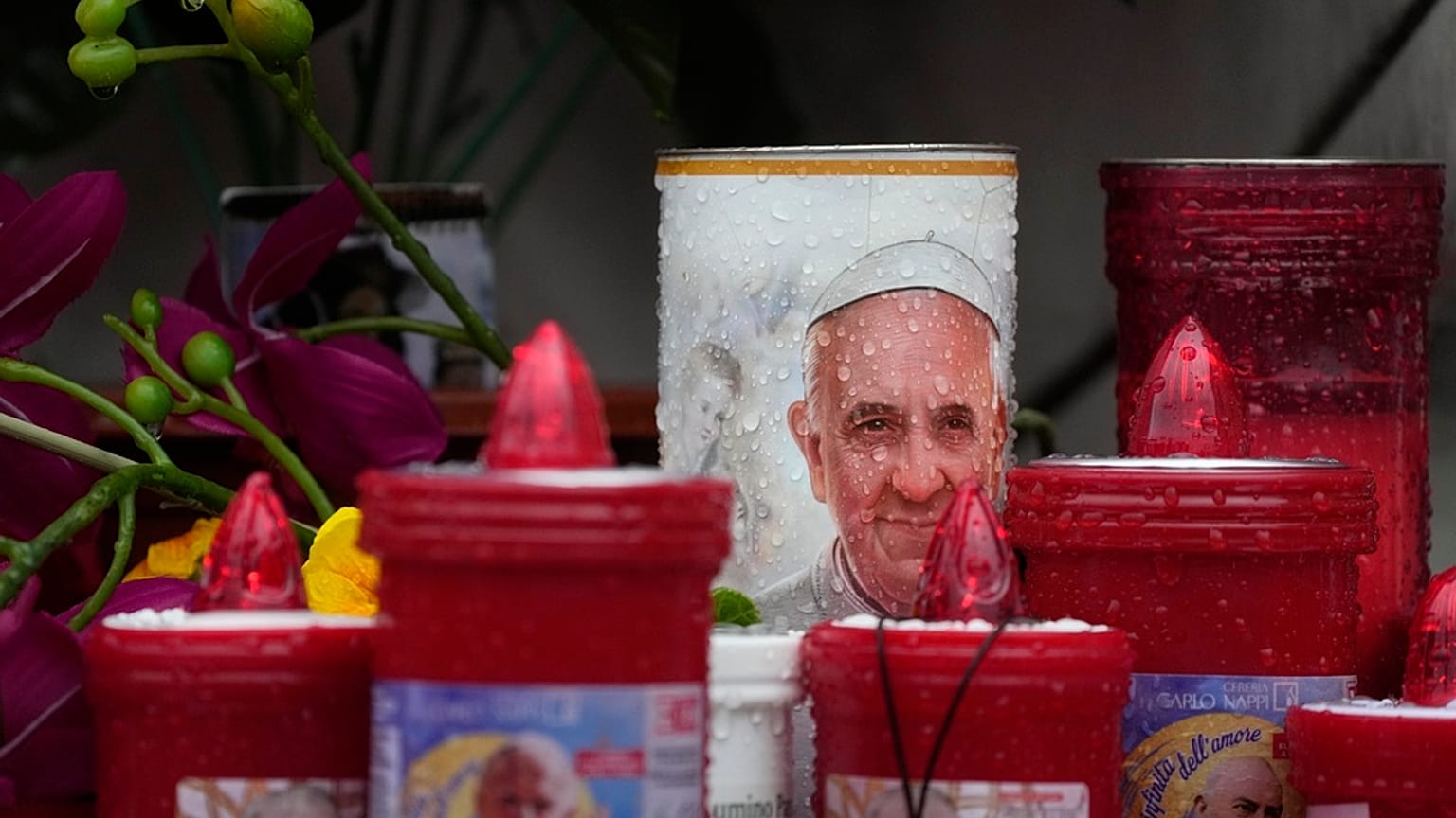 Candele con l'immagine di Papa Francesco fuori dal Policlinico Agostino Gemelli, dove il Pontefice è ricoverato a Roma, 24 febbraio 2025