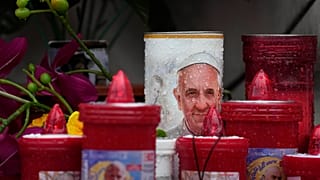 Candele con l'immagine di Papa Francesco fuori dal Policlinico Agostino Gemelli, dove il Pontefice è ricoverato a Roma, 24 febbraio 2025