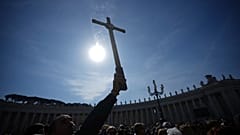 Католики всего мира молятся за понтифика.