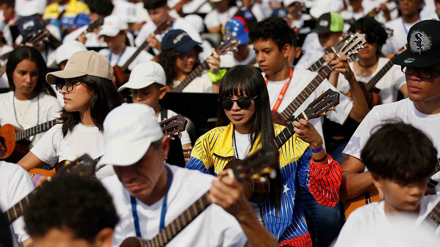 Giovani in concerto per celebrare il 50° anniversario del sistema nazionale venezuelano di orchestre infantili e giovanili a Caracas, Venezuela, domenica 23 febbraio