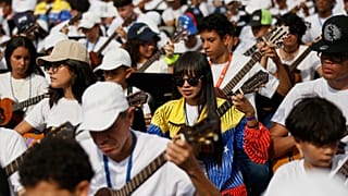 Giovani in concerto per celebrare il 50° anniversario del sistema nazionale venezuelano di orchestre infantili e giovanili a Caracas, Venezuela, domenica 23 febbraio