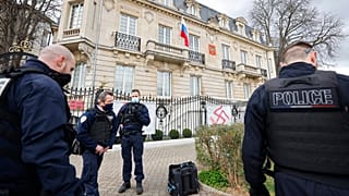 Französische Polizeibeamte stehen vor dem russischen Konsulat, nachdem es in Straßburg, Ostfrankreich, am Freitag, 25. Februar 2022, mit Hakenkreuzen beschmiert wurde.