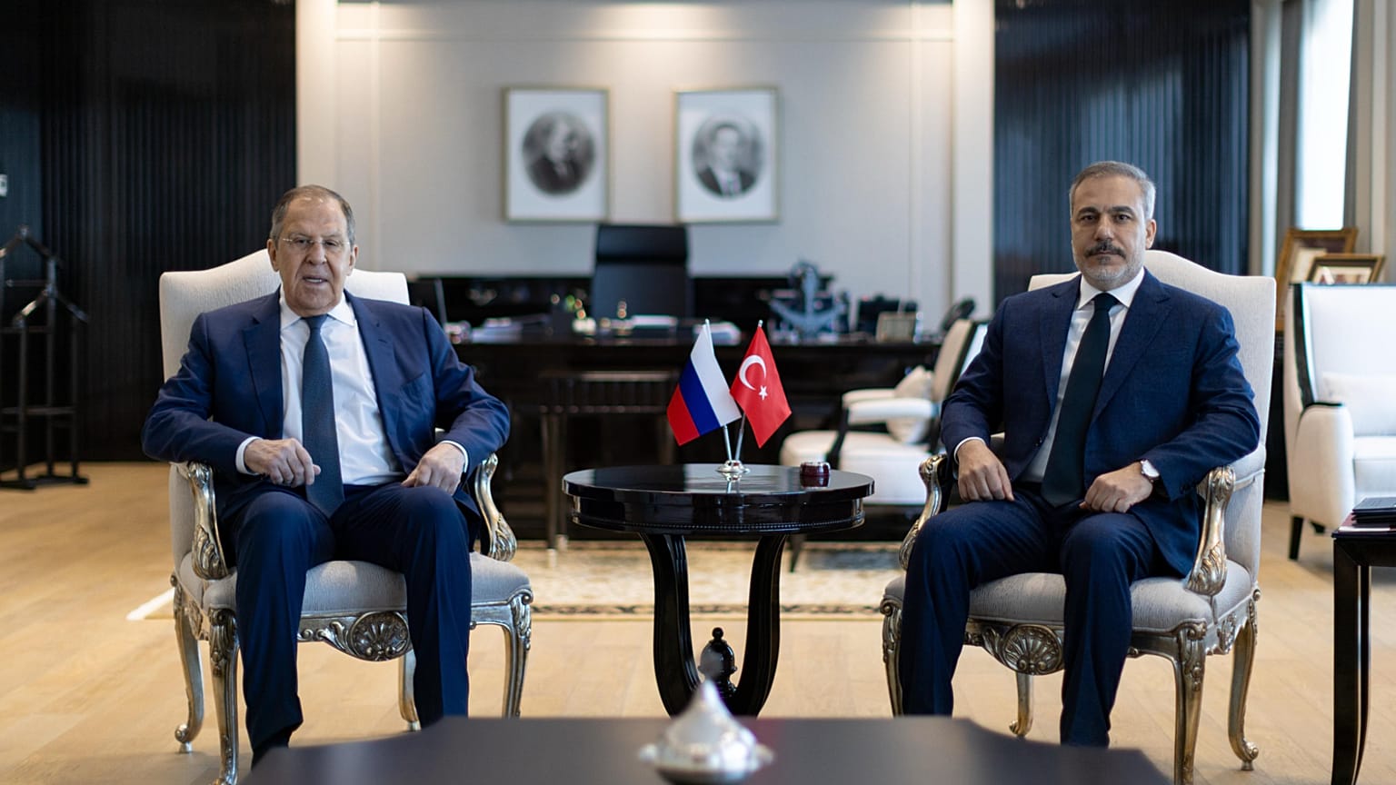 O Ministro dos Negócios Estrangeiros, Hakan Fidan, reuniu-se com o Ministro dos Negócios Estrangeiros russo, Sergey Lavrov, em Ancara.