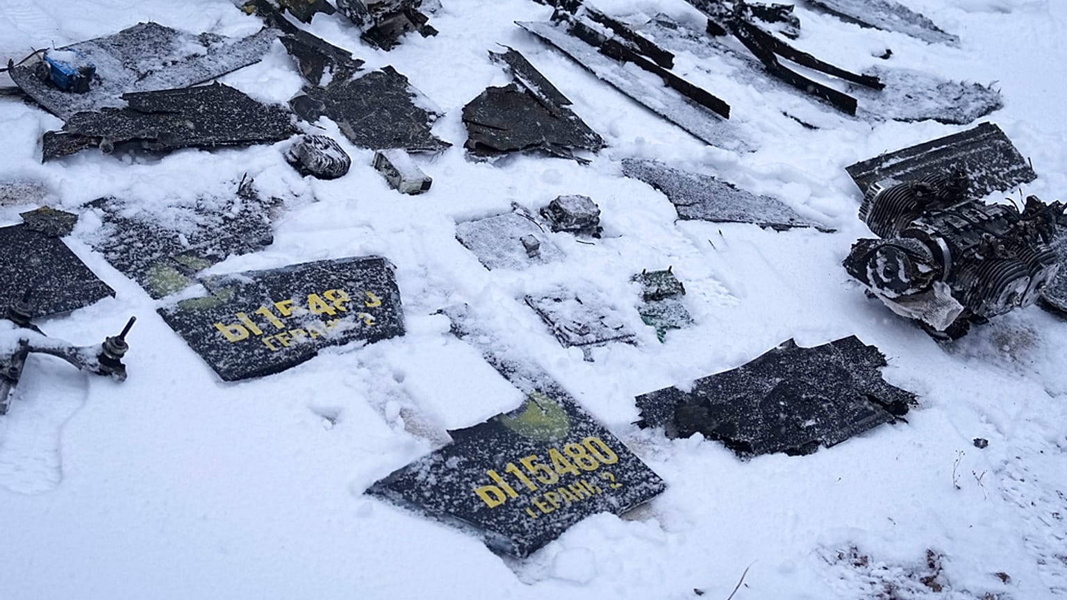 Dróntörmelékek a hóban, valahol Ukrajnában