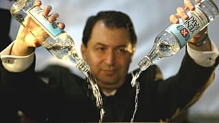 مدیر عامل شرکت راکی می در ترکیه در حال خالی کردن بطری تقلبی، ۲۰۰۵
