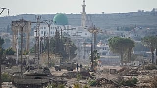  İsrail ordusuna ait zırhlı araçlar, Suriye'nin Kuneytra kasabasına giden bir yolu kapatıyor, 5 Ocak 2025.
