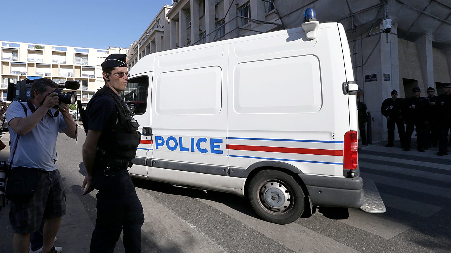 Archive : des fourgons de police transportant des supporters de football arrivent à un poste de police à Marseille, en France, le mardi 14 juin 2016.