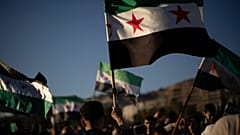 Beşar Esad'ın devrilmesinden sonraki ilk Cuma namazının ardından Şam'ın merkez meydanında düzenlenen kutlama gösterisinde Suriyeliler "devrimci" Suriye bayraklarını dalgalandırdı