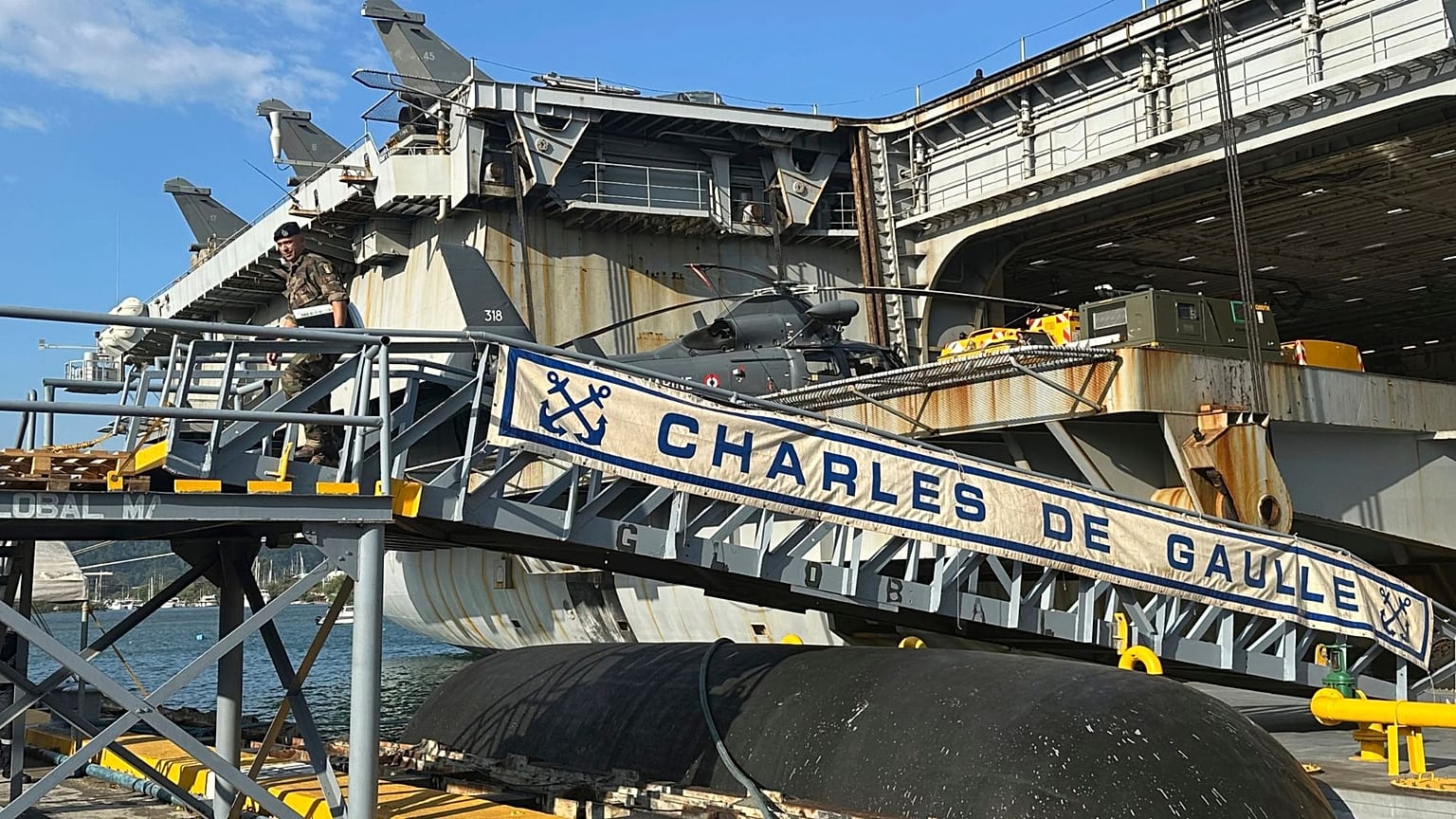 Το γαλλικό αεροπλανοφόρο Charles de Gaulle ελλιμενίζεται στον κόλπο Subic Bay, μια πρώην ναυτική βάση των ΗΠΑ βορειοδυτικά της Μανίλας, στις Φιλιππίνες, την Κυριακή 23 Φεβρουαρίου 2025. 