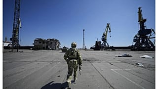 Uma imagem do início da guerra mostra um soldado russo a correr durante a Batalha de Mariupol, a 29 de abril de 2022.