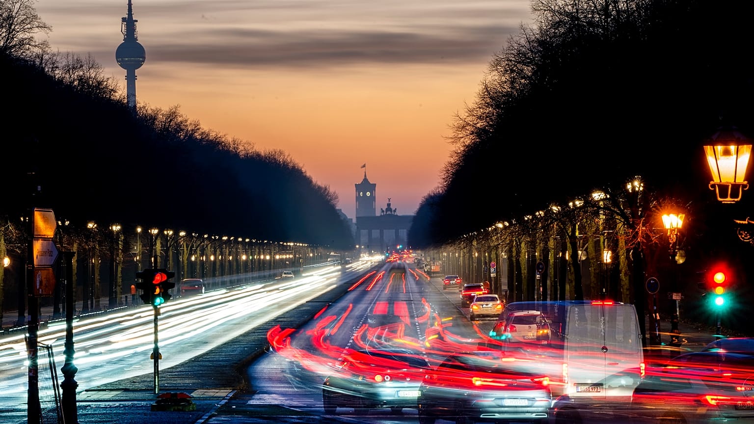 Auto in movimento verso la Porta di Brandeburgo a Berlino 