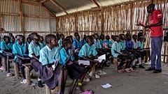 Crianças refugiadas do Sudão do Sul assistem a uma aula em Juba, no Sudão do Sul.