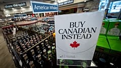 Vancouver, B.C.'de en çok satan Amerikan yapımı ürünlerin raflardan kaldırılmasının ardından bir B.C. içki mağazasında Amerikan viskisi bölümünün önüne bir tabela yerleştirildi,