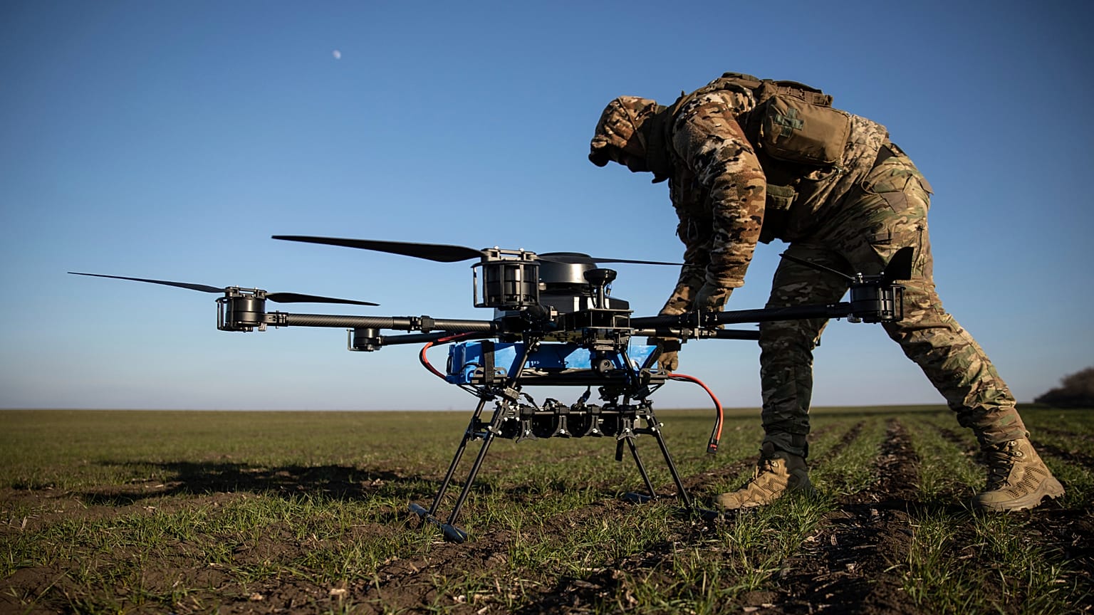Un militar ucraniano prepara un dron de ataque Vampire cerca de la línea del frente en la región de Donetsk, Ucrania, el sábado 8 de febrero de 2025.