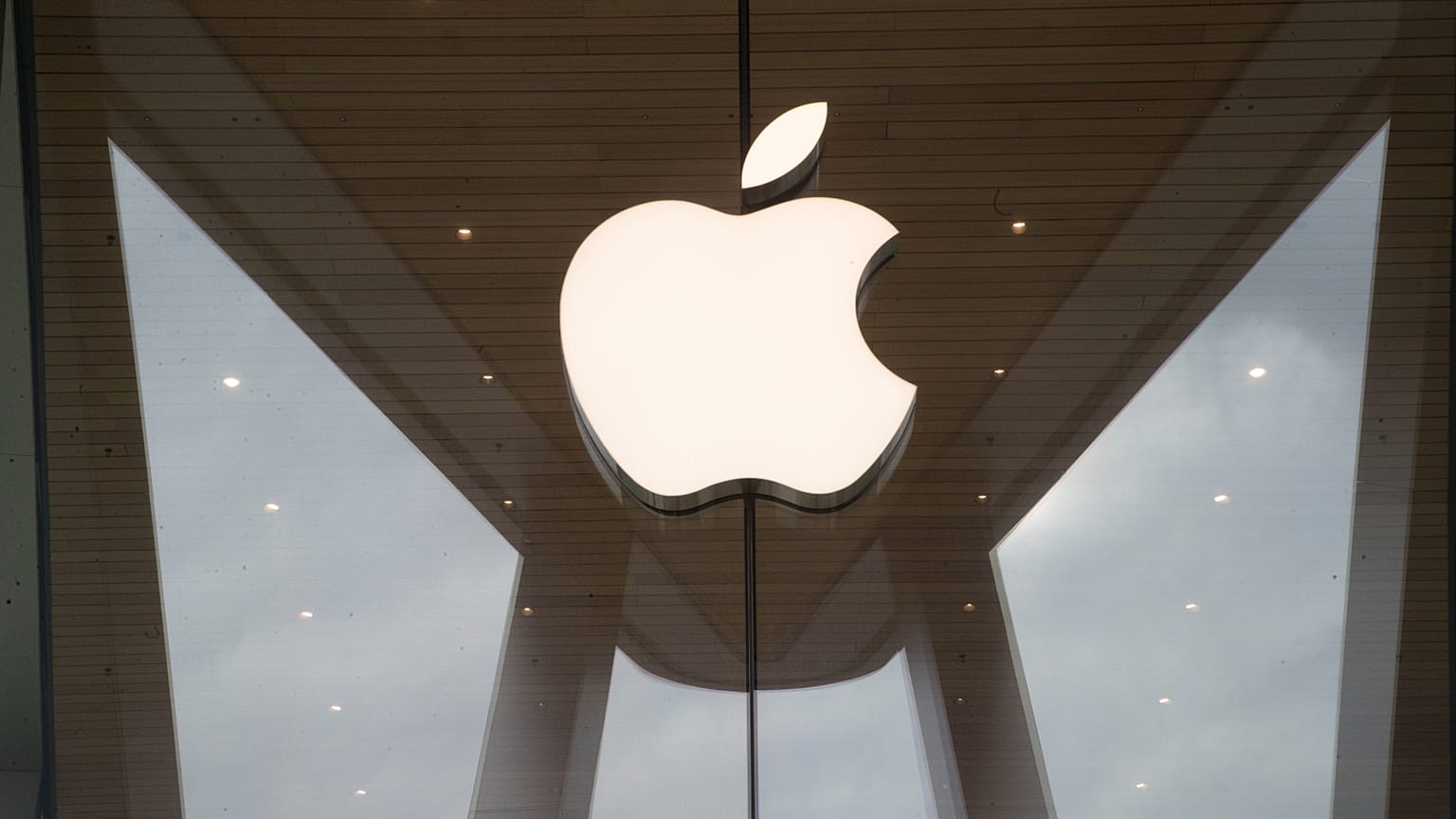 The Apple logo is displayed at an Apple store in Towson, Md. 3 January 2019.