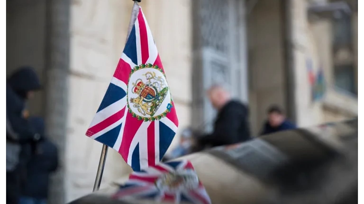 العلم البريطاني يرفرف على مقدمة سيارة السفير البريطاني في روسيا، بجوار مبنى وزارة الخارجية الروسية في موسكو، روسيا. [صورة أرشيفية: بافيل جولوفكين/أسوشيتد برس]