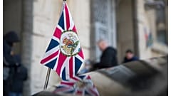 العلم البريطاني يرفرف على مقدمة سيارة السفير البريطاني في روسيا، بجوار مبنى وزارة الخارجية الروسية في موسكو، روسيا. [صورة أرشيفية: بافيل جولوفكين/أسوشيتد برس]