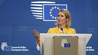 Глава внешнеполитического ведомства Европейского союза Кайя Каллас выступает на пресс-конференции после встречи министров иностранных дел стран ЕС в Брюсселе, 24 февраля 2025 года.