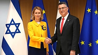 Avrupa Birliği Dış Politika Şefi Kaja Kallas (solda), AB-İsrail Ortaklık Konseyi sırasında İsrail Dışişleri Bakanı Gideon Sa'ar ile el sıkışırken, 24 Şubat 2025.