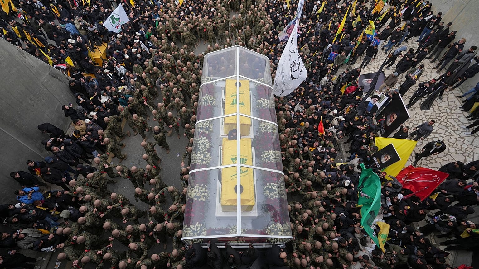 Hizbullah'ın öldürülen lideri Hasan Nasrallah ile kuzeni ve halefi Haşim Safiyüddin'in naaşlarının bulunduğu tabutlar taşınırken, 23 Şubat 2025