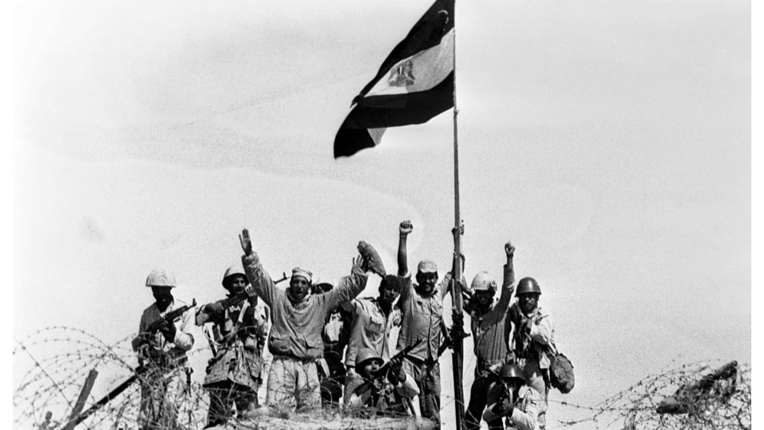 صورة من حرب أكتوبر  1973 تظهر جنوداً مصريين يحتلفون بعد عبور قناة السويس واختراق خط بارليف.