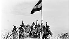 صورة من حرب أكتوبر  1973 تظهر جنوداً مصريين يحتلفون بعد عبور قناة السويس واختراق خط بارليف.