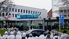 نشطاء يغلقون مدخل المقر الرئيسي لشركة ميرسك في إسبلاندن، كوبنهاغن، يوم الإثنين 24 فبراير 2025، احتجاجًا على نقل الشركة لمعدات عسكرية إلى إسرائيل.