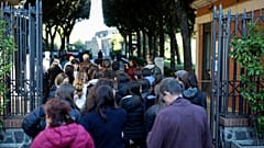 Des visiteurs se pressent à l'entrée du parc archéologique de Pompéi, près de Naples, dans le sud de l'Italie, le 15 novembre 2024.