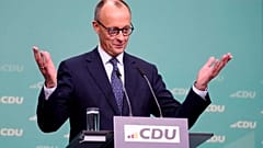 Hıristiyan Demokrat Birlik (CDU) lideri Friedrich Merz, seçimlerden bir gün sonra düzenlediği basın toplantısında konuşurken, 24 Şubat 2025