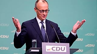Hıristiyan Demokrat Birlik (CDU) lideri Friedrich Merz, seçimlerden bir gün sonra düzenlediği basın toplantısında konuşurken, 24 Şubat 2025