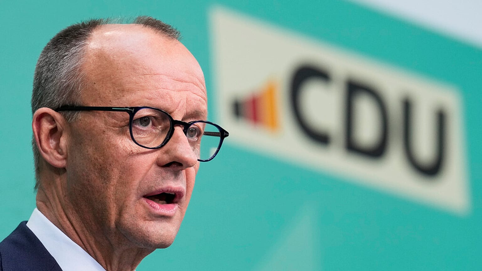 Friedrich Merz, leader dell'Unione Cristiano-Democratica (CDU), parla durante una conferenza stampa presso la sede del partito Unione Cristiano-Democratica (CDU) a Berlino.
