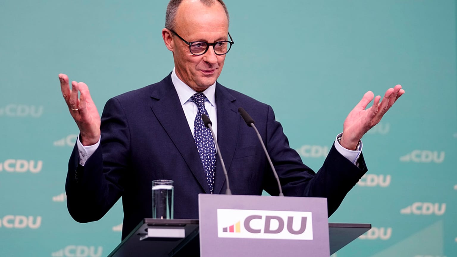 Friedrich Merz, lider Chrześcijańsko-Demokratycznej Unii (CDU), przemawia podczas konferencji prasowej w siedzibie partii CDU w Berlinie.