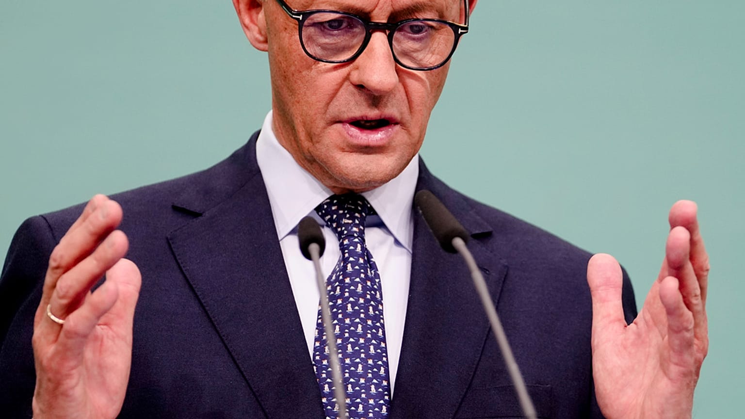 Hristiyan Demokrat Birlik (CDU) lideri Friedrich Merz, Hristiyan Demokrat Birlik (CDU) partisinin Berlin'deki genel merkezinde düzenlenen bir basın toplantısında konuşuyor