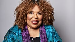 Roberta Flack 10 Ekim 2018 tarihinde New York'ta bir portre için poz veriyor.
