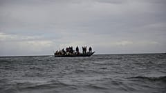 Bu fotoğrafta, Kenya'da botla balıkçılık yapan bir grup insan görülüyor, 12 Haziran 2022