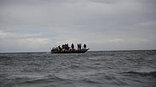 Bu fotoğrafta, Kenya'da botla balıkçılık yapan bir grup insan görülüyor, 12 Haziran 2022