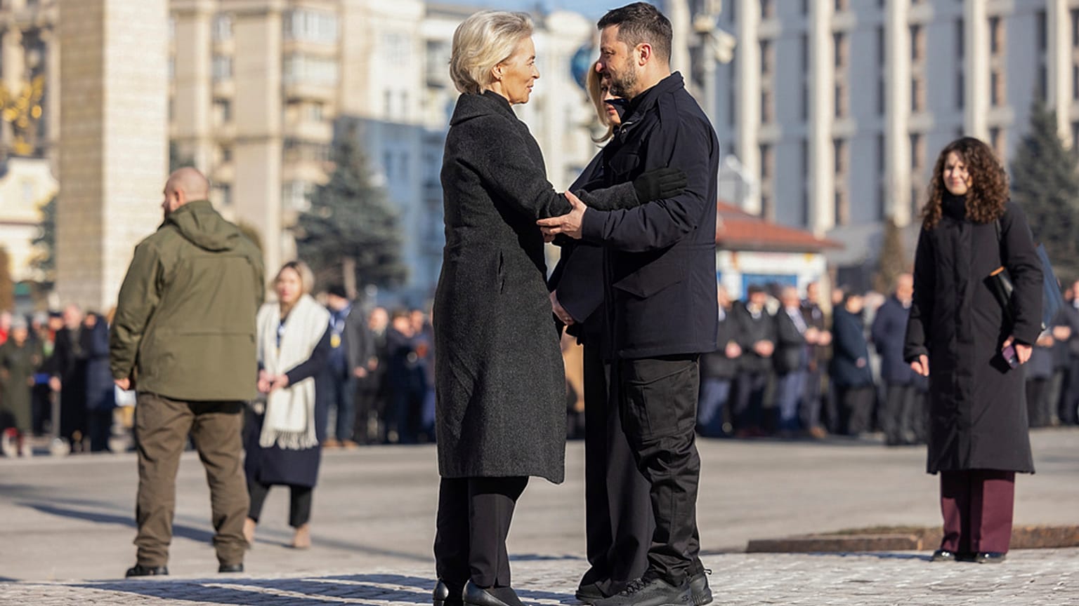 Prezydent Ukrainy Wołodymyr Zełenski wita przewodniczącą Komisji Europejskiej Ursulę von der Leyen, Kijów, 2025 r.