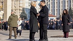 Prezydent Ukrainy Wołodymyr Zełenski wita przewodniczącą Komisji Europejskiej Ursulę von der Leyen, Kijów, 2025 r.